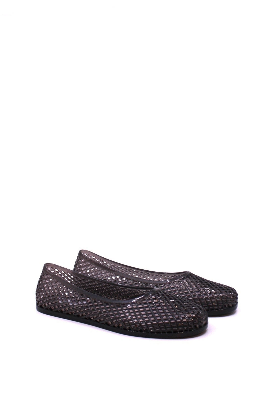 Steve Madden Gyzmo Smoke side view- Dear Lucy The Steve Madden Gyzmo jally sandal in Smoke is the ultimate blend of bold style and everyday comfort. Designed with a sleek silhouette, this neutral-toned sandal adds effortless edge to any look. Pair it with jeans, leggings, or a casual dress for on-the-go style with attitude. Lightweight, versatile, and fashion-forward—Gyzmo is your new go-to.