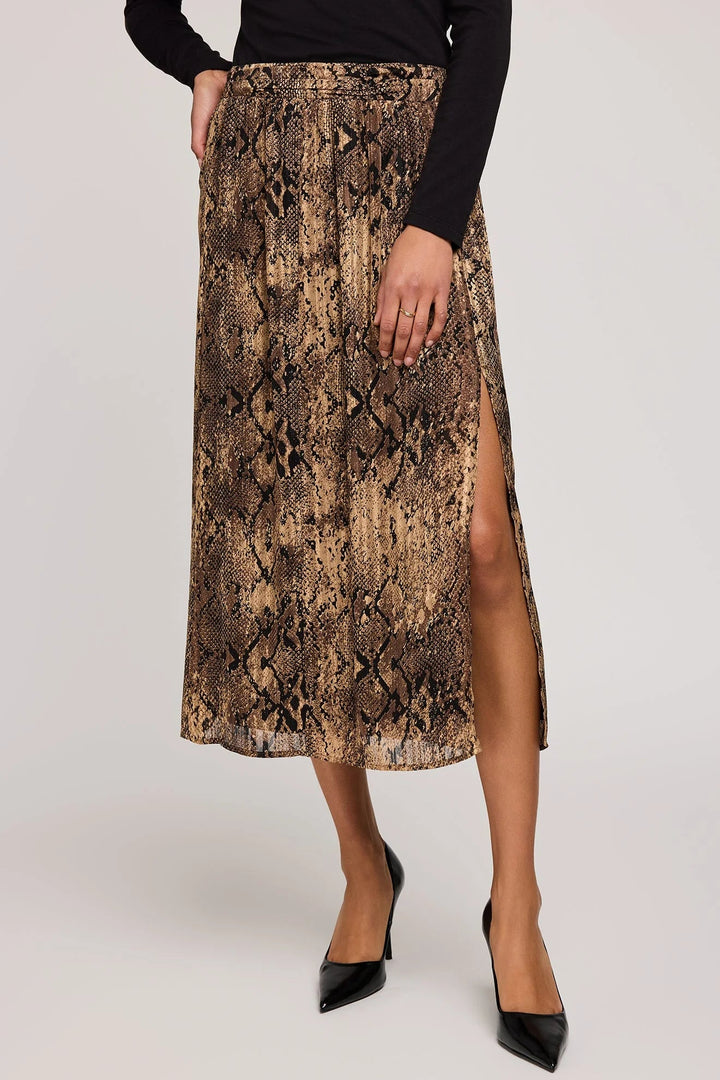 Midi skirt featuring, snake print, a slit and a front pleat 