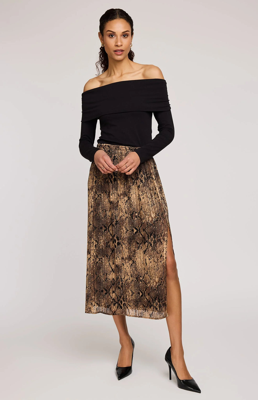 Midi skirt featuring, snake print, a slit and a front pleat 