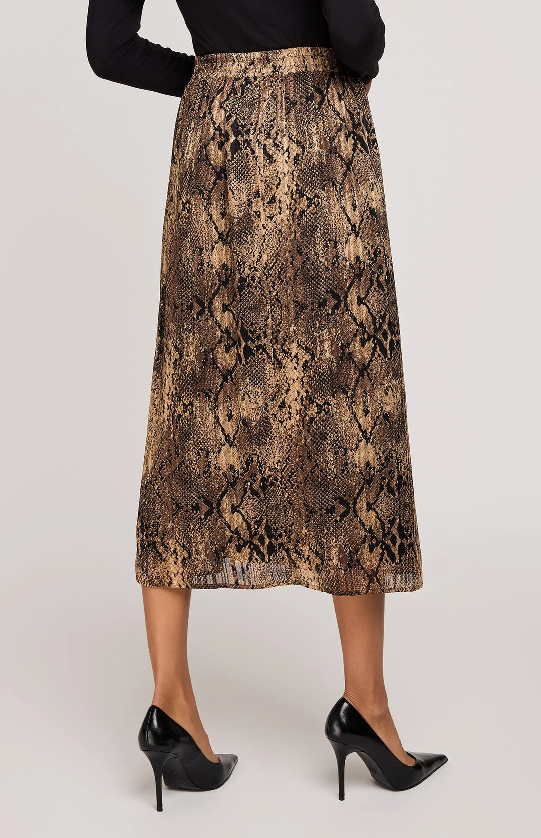 Midi skirt featuring, snake print, a slit and a front pleat 