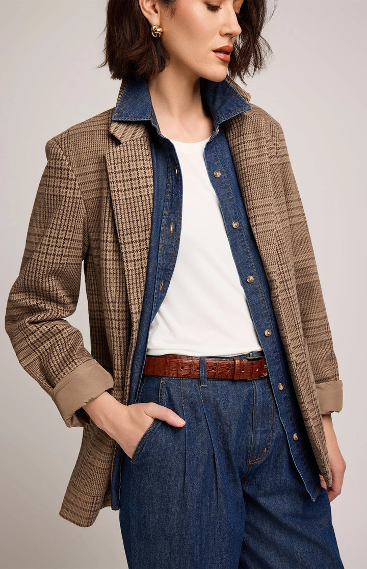 The Gentle Fawn Sapphira Jacket in Chocolate is a timeless layer designed for both comfort and style. Crafted from soft brushed fabric and fully lined,