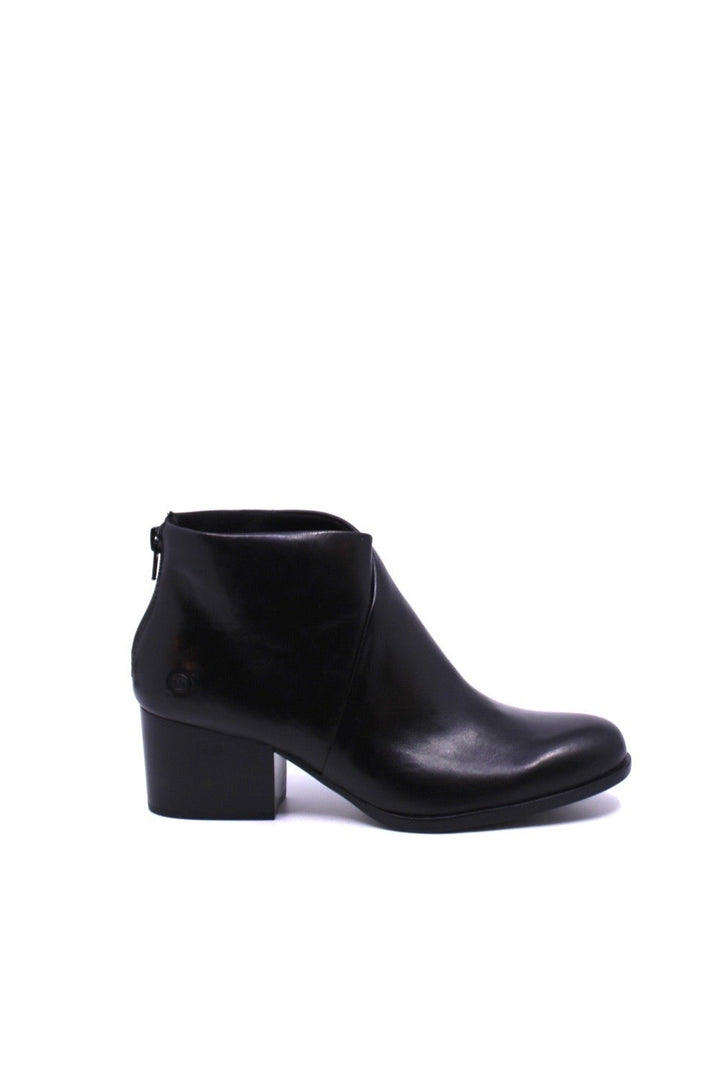 Born Kalie in Black