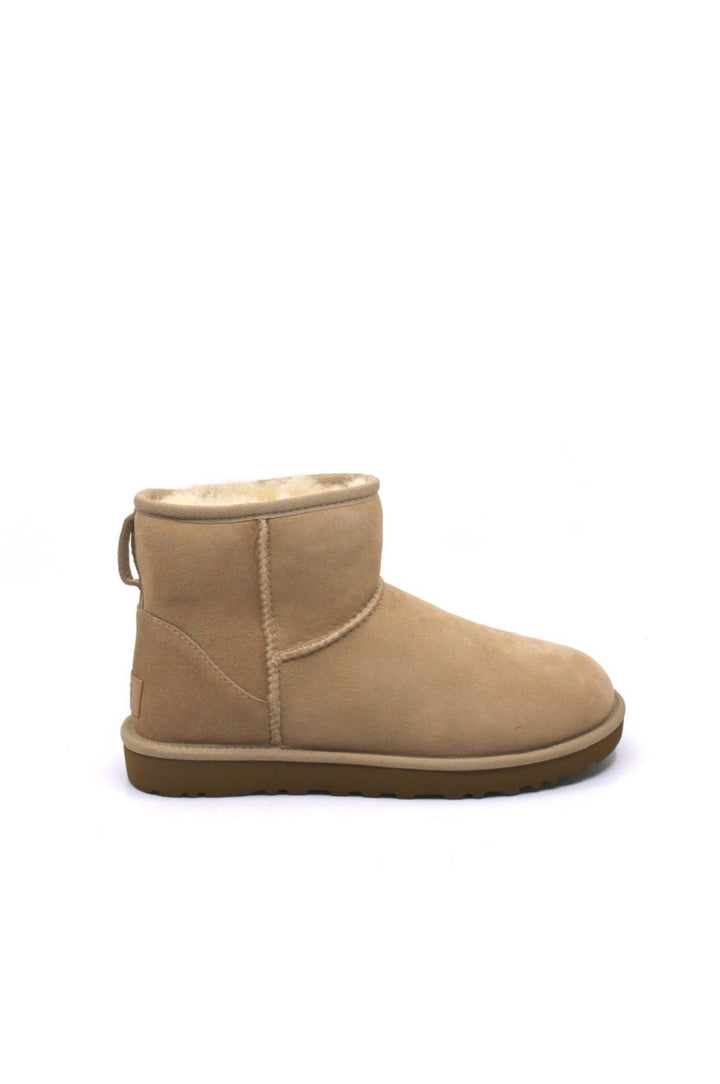 A pair of UGG Classic Mini II boots in color sand, featuring a low heel and a round toe.
