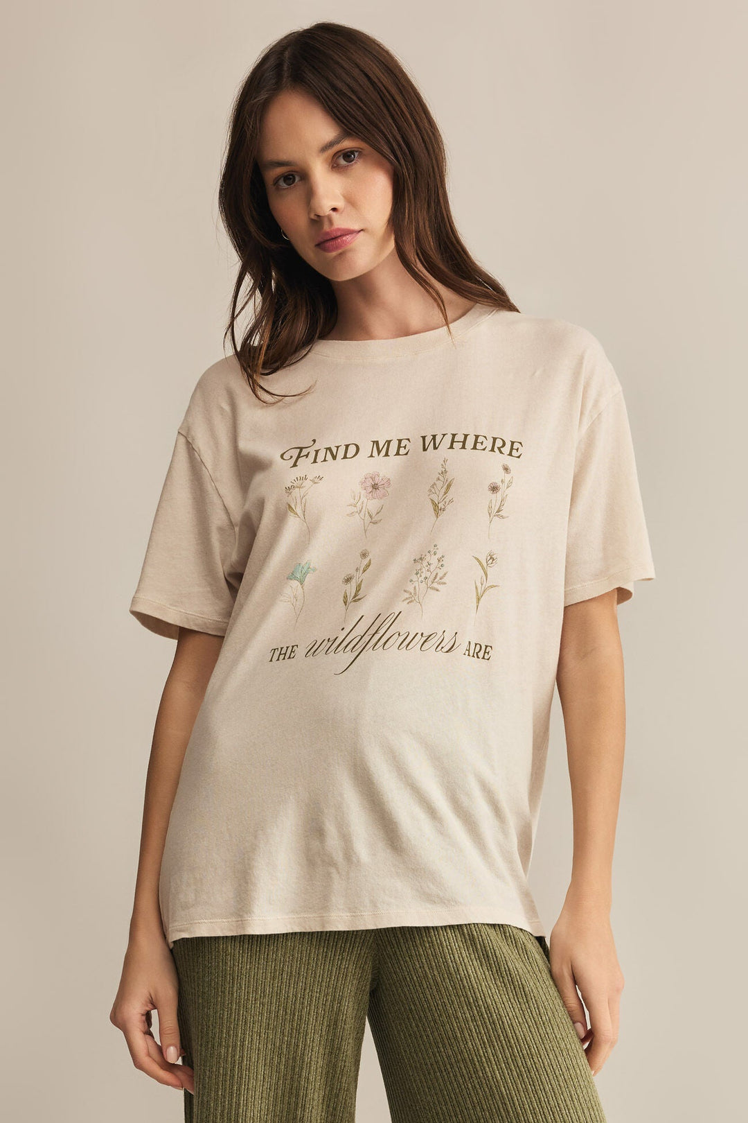 The Z Supply Boyfriend Wildflowers Tee brings vintage vibes and cozy comfort to your fall wardrobe. Made from soft cotton jersey, this relaxed-fit tee features an oversized silhouette, crew neckline, and a faded wildflower graphic that gives it a lived-in, well-loved feel.
