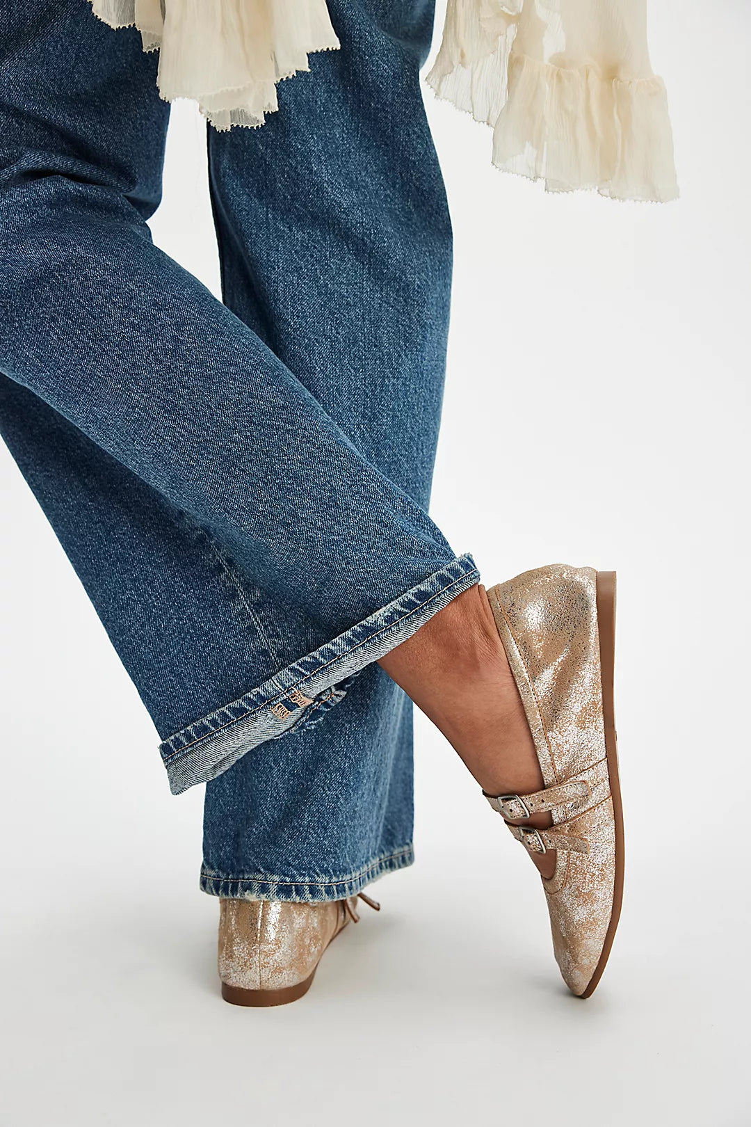 Free People Gemini Ballet Flat Champagne - Dear Lucy
Ballet flat with a double strap and silver buckles in metallic champagne.
