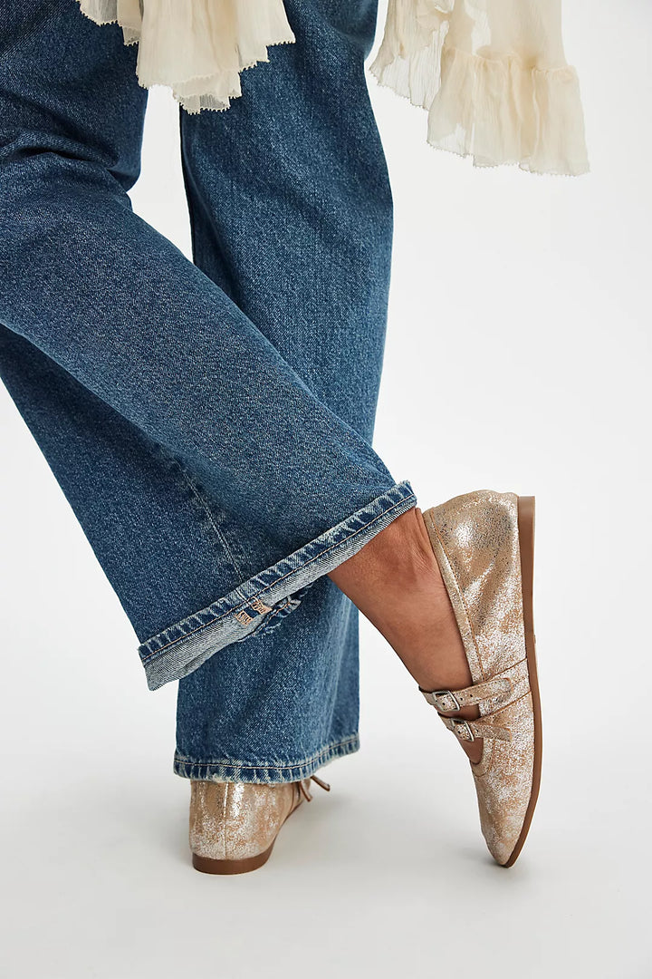 Free People Gemini Ballet Flat Champagne - Dear Lucy
Ballet flat with a double strap and silver buckles in metallic champagne.