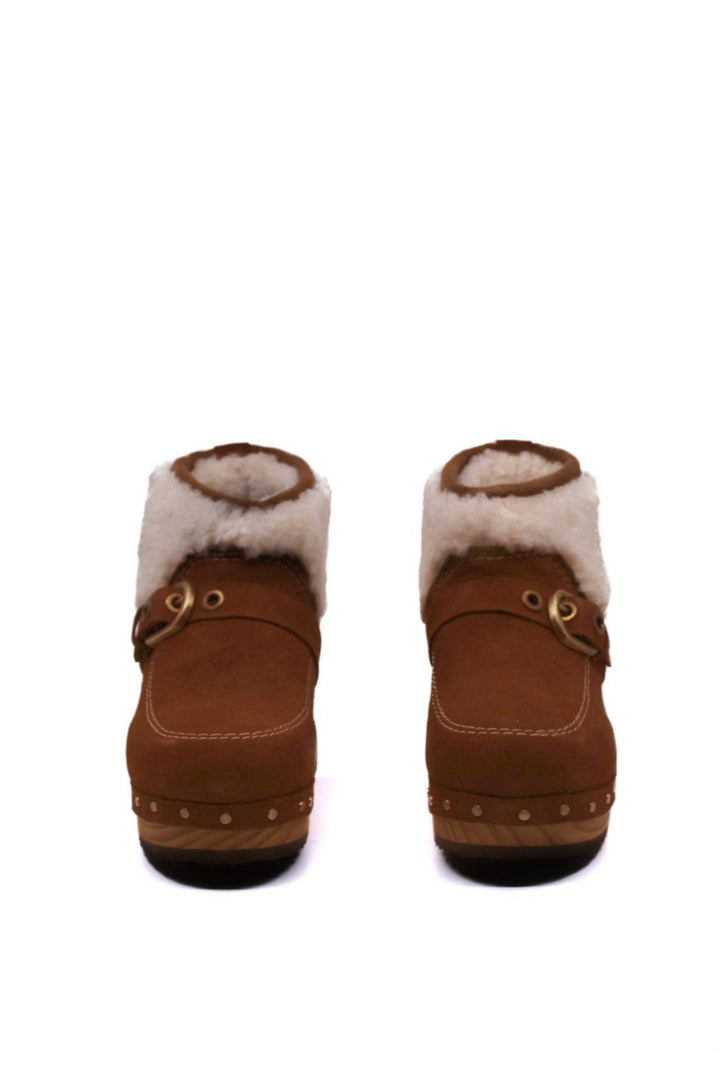 Free People Oak Clog Boot Vintage Tan - front view Dear Lucy
Clog, bootie with a wooden base, suede upper, and shearling around the ankle. Featuring a top strap and gold buckle. In the color vintage tan.