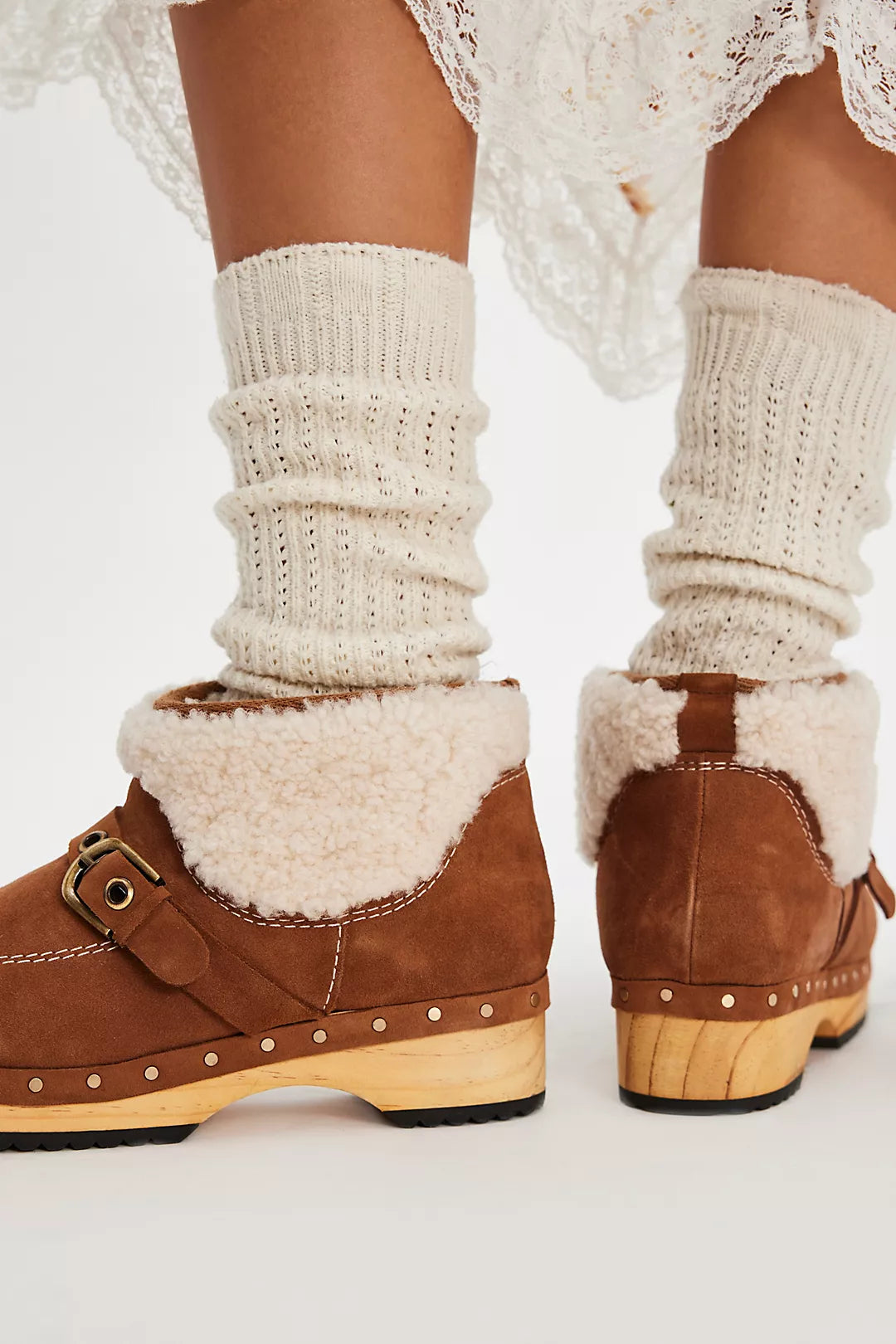 Free People Oak Clog Boot Vintage Tan - Dear Lucy
Clog, bootie with a wooden base, suede upper, and shearling around the ankle. Featuring a top strap and gold buckle. In the color vintage tan.