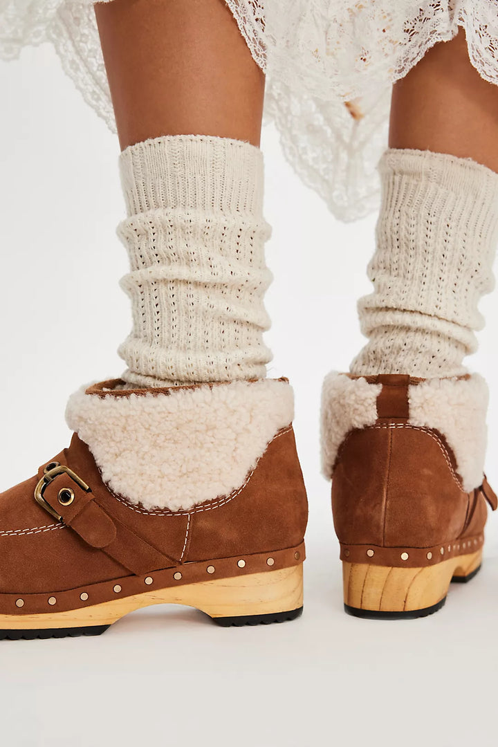 Free People Oak Clog Boot Vintage Tan - Dear Lucy
Clog, bootie with a wooden base, suede upper, and shearling around the ankle. Featuring a top strap and gold buckle. In the color vintage tan.