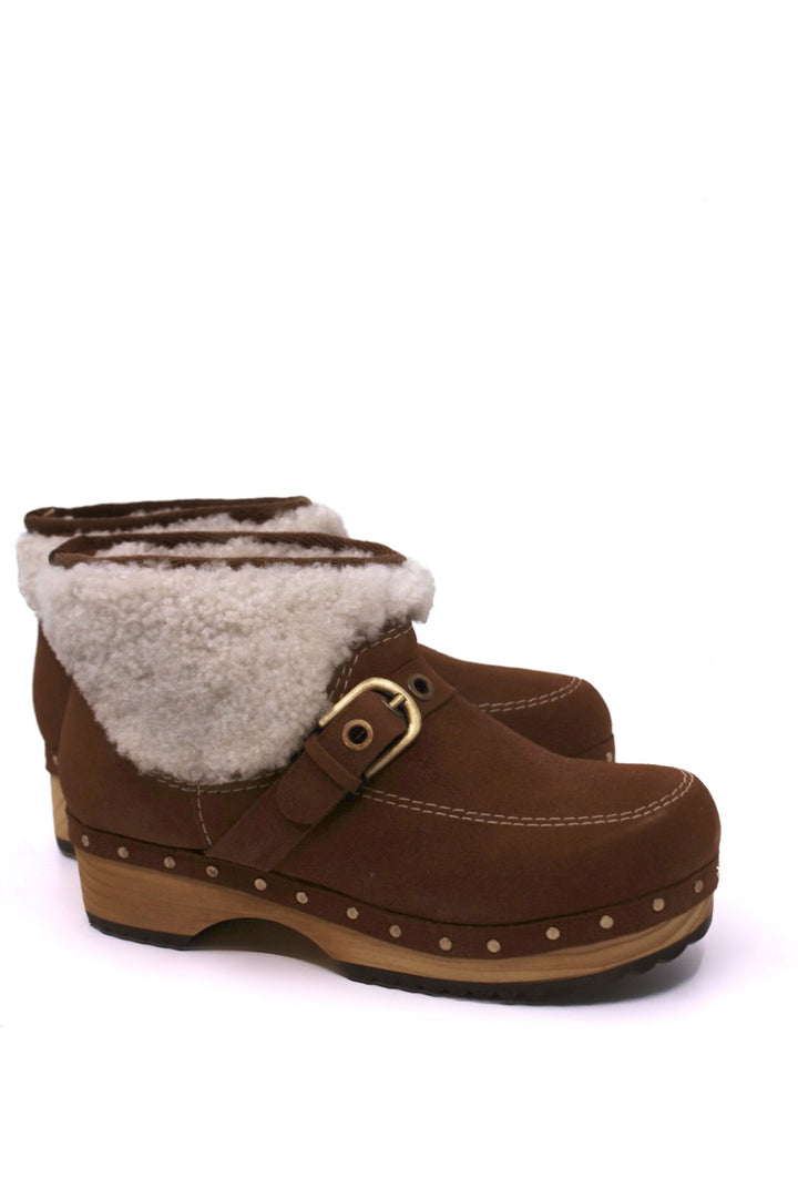 Free People Oak Clog Boot Vintage Tan side view- Dear Lucy
Clog, bootie with a wooden base, suede upper, and shearling around the ankle. Featuring a top strap and gold buckle. In the color vintage tan.