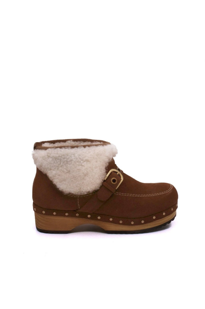 Free People Oak Clog Boot Vintage Tan side view- Dear Lucy
Clog, bootie with a wooden base, suede upper, and shearling around the ankle. Featuring a top strap and gold buckle. In the color vintage tan.