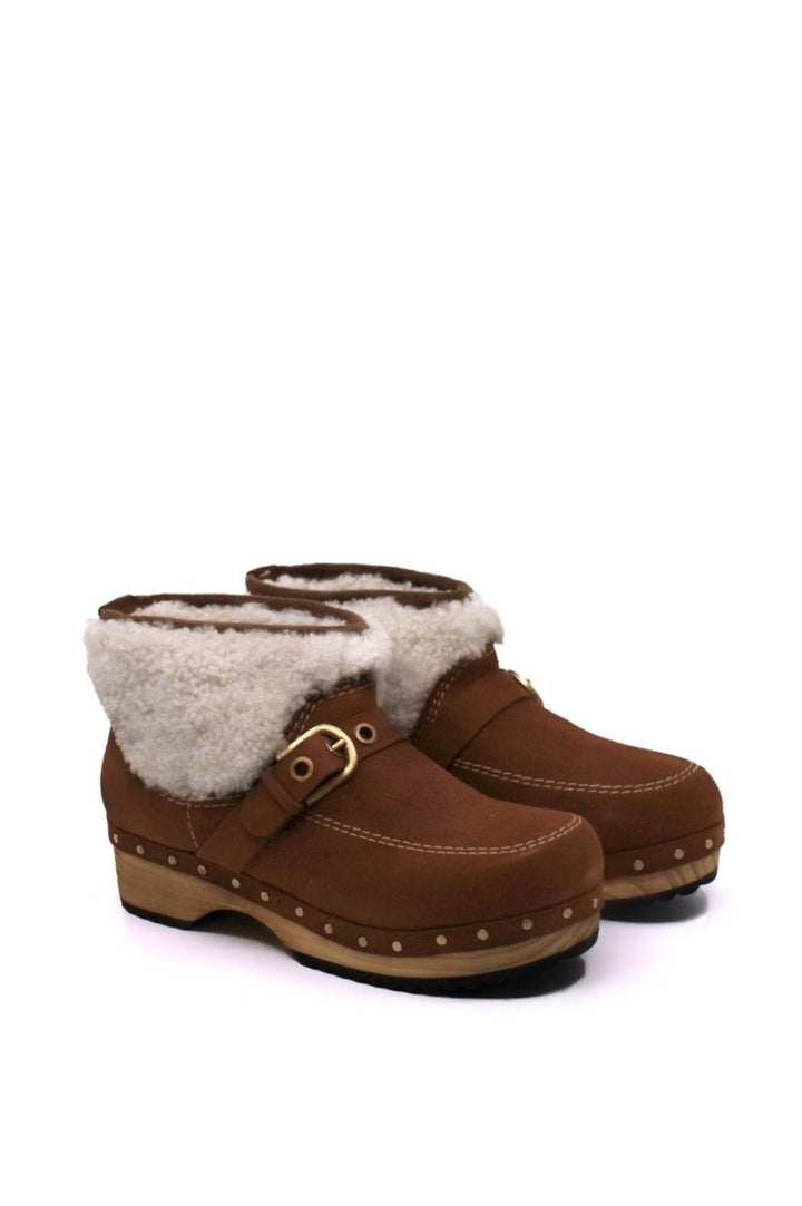 Free People Oak Clog Boot Vintage Tan side view - Dear Lucy
Clog, bootie with a wooden base, suede upper, and shearling around the ankle. Featuring a top strap and gold buckle. In the color vintage tan.