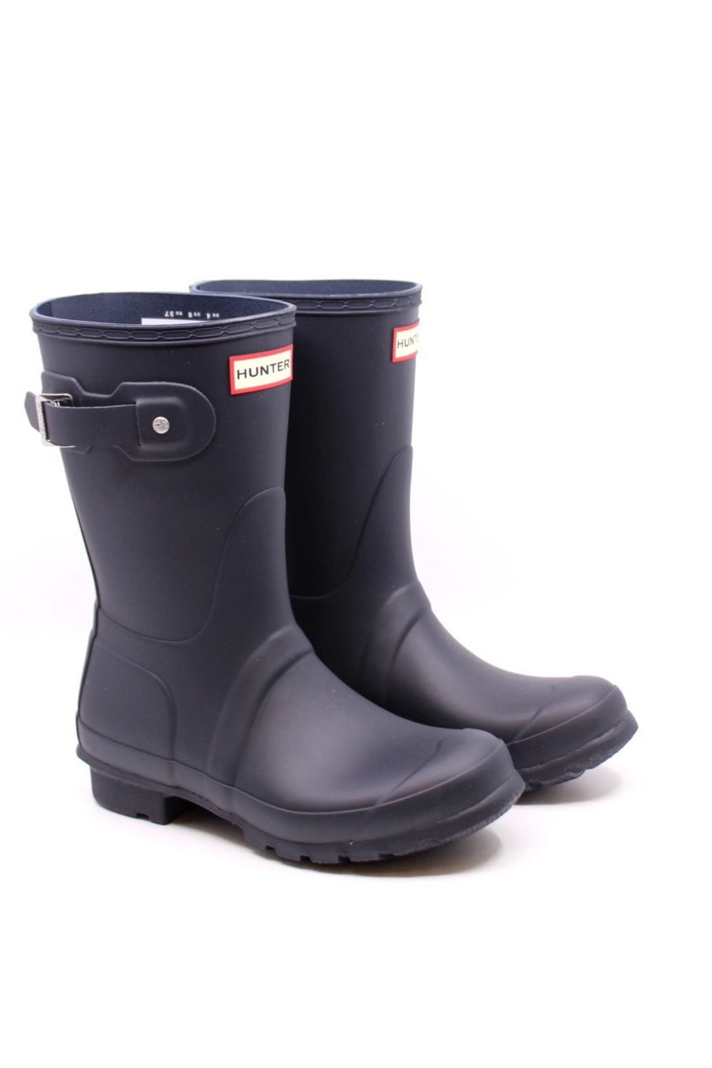 Hunter Original Short Navy - Dear Lucy
Classic, mid calf rise, rain boots featuring a side strap and buckle in navy.