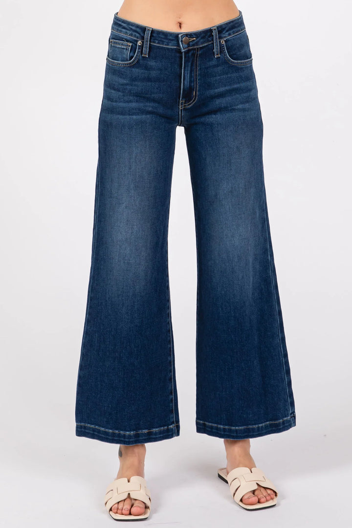 Letter to Juliet Sofia Wide Leg Culotte Pant in Dark - Dear Lucy
Mid-rise dark denim jean with a wide leg. 