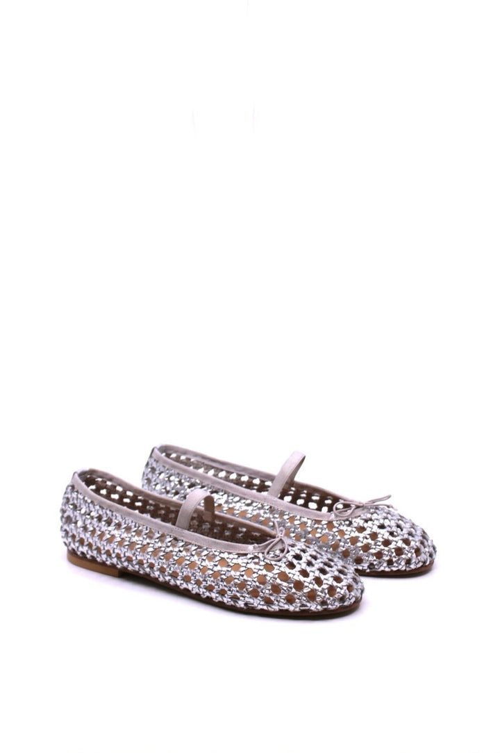 Matisse Eloise Silver side view- Dear Lucy
Mesh ballet flats in silver featuring an elastic foot band and an elastic bow at the fornt.