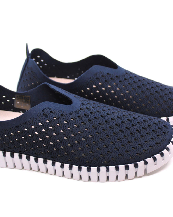 Ilse Jacobsen Tulip 139 Dark Indigo top view- Dear Lucy
Features a perforated design, flexible sole, and easy slip-on style with a rubber sole and flexible leather upper in dark indigo.