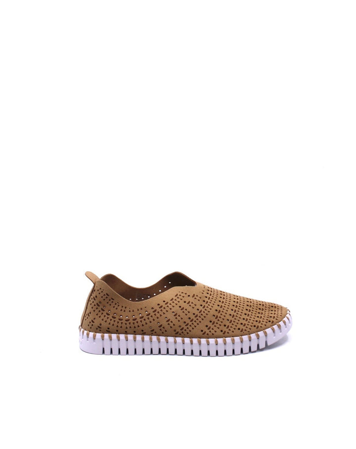 Ilse Jacobsen Tulip 3172 Latte side view - Dear Lucy
Features a perforated design, flexible sole, and easy slip-on style with a rubber sole and flexible leather upper in latte.