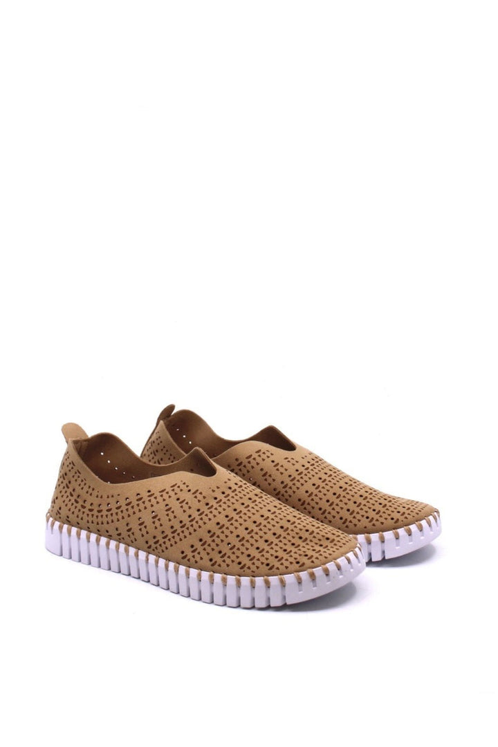 Ilse Jacobsen Tulip 3172 Latte side view- Dear Lucy
Features a perforated design, flexible sole, and easy slip-on style with a rubber sole and flexible leather upper in latte
