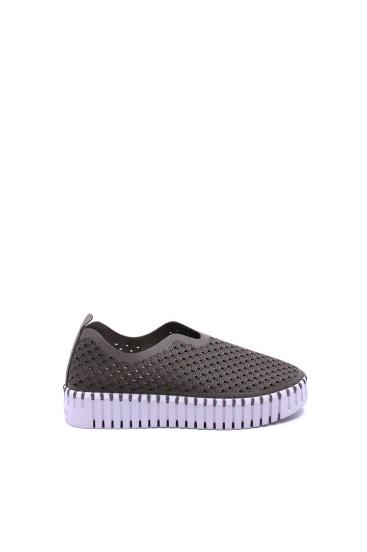 Ilse Jacobsen Tulip 3373 Platform Grey side view- Dear Lucy
Features a perforated design, flexible and platformed sole, and easy slip-on style with a rubber sole and flexible leather upper in grey. 