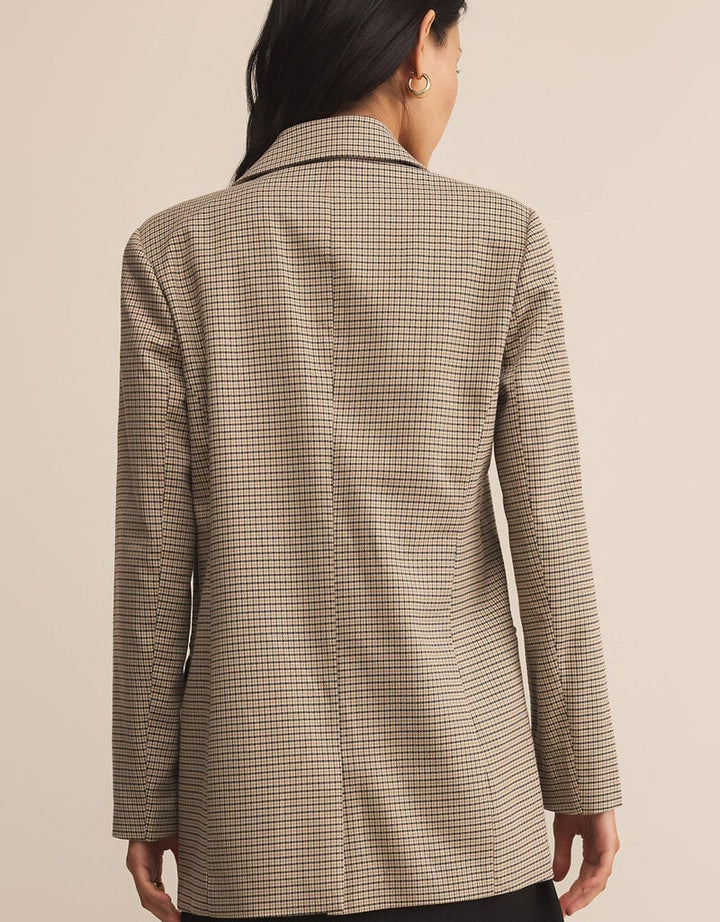 Z supply blazer featuring a tailored silhouette features a single-breasted design, and notched lape in multicolor plaid print