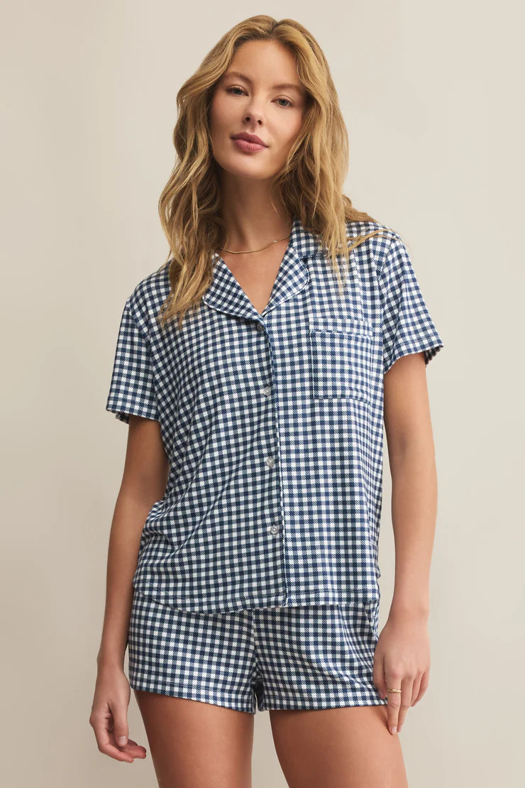 The Amy Gingham Top by Z Supply is an instant summer classic. Crafted from ultra-lightweight cotton, this breezy blouse features a fresh gingham print, relaxed fit, and flattering notch neckline. Feminine yet casual, it’s perfect for sunny days, weekend brunches, or laid-back outings.