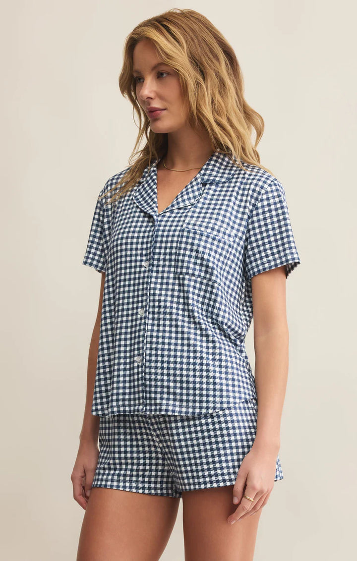 The Amy Gingham Top by Z Supply is an instant summer classic. Crafted from ultra-lightweight cotton, this breezy blouse features a fresh gingham print, relaxed fit, and flattering notch neckline. Feminine yet casual, it’s perfect for sunny days, weekend brunches, or laid-back outings.
