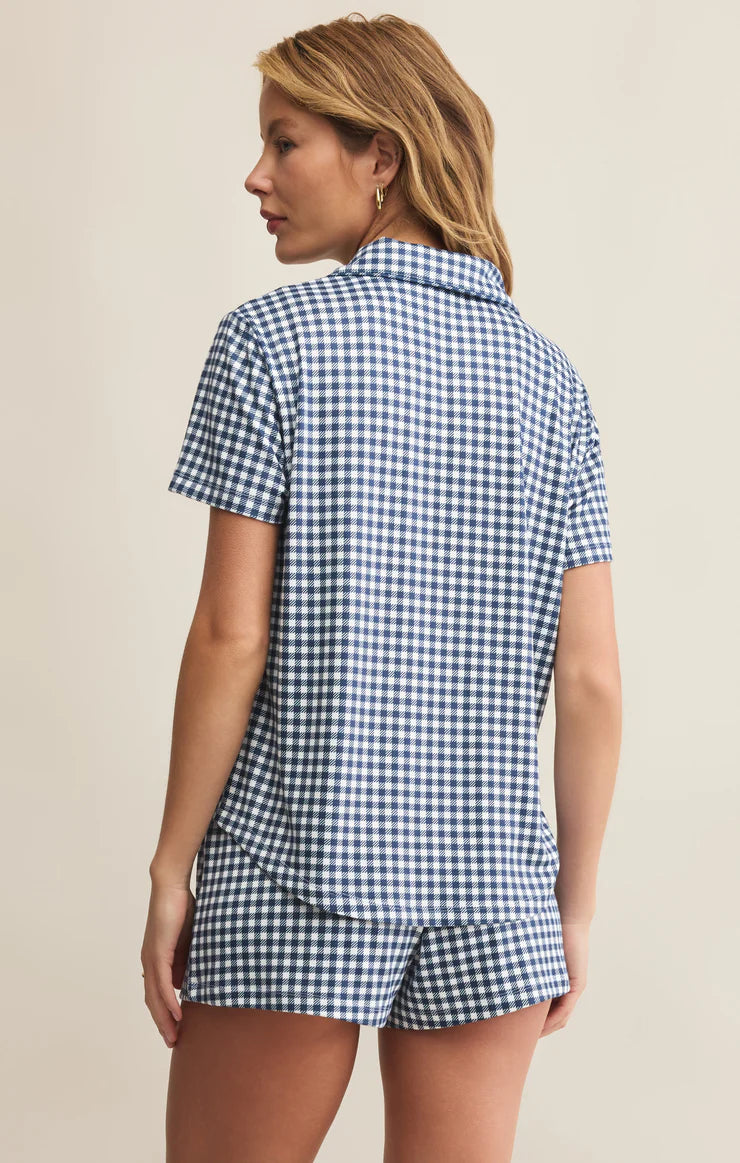 The Amy Gingham Top by Z Supply is an instant summer classic. Crafted from ultra-lightweight cotton, this breezy blouse features a fresh gingham print, relaxed fit, and flattering notch neckline. Feminine yet casual, it’s perfect for sunny days, weekend brunches, or laid-back outings.