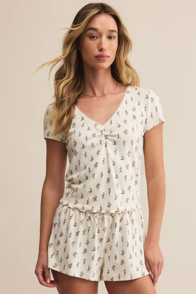 The Montana Floral Top by Z Supply blends comfort and softness with a subtle seasonal print. This lightweight long sleeve is made from brushed knit fabric and features a relaxed fit with dropped shoulders and a scoop neckline. The muted floral pattern adds a feminine touch without overpowering your look—perfect for fall.