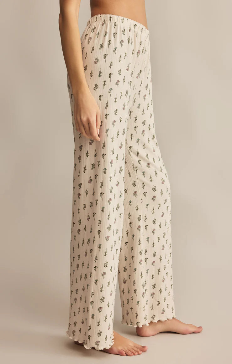 The Z Supply Sabrina Floral Pant brings a touch of romance to your fall lounge wardrobe. Made from a super-soft brushed knit, this high-rise pant features a wide-leg silhouette, elastic waistband, and an allover muted floral print that feels both feminine and relaxed.