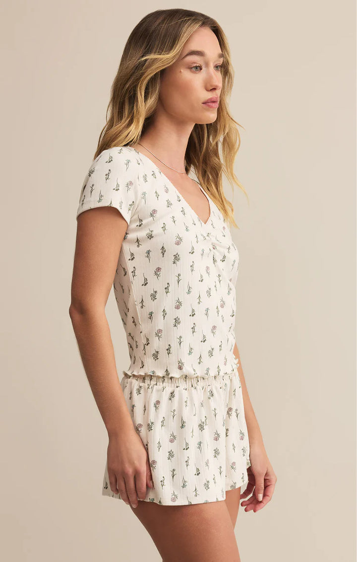 The Montana Floral Top by Z Supply blends comfort and softness with a subtle seasonal print. This lightweight long sleeve is made from brushed knit fabric and features a relaxed fit with dropped shoulders and a scoop neckline. The muted floral pattern adds a feminine touch without overpowering your look—perfect for fall.