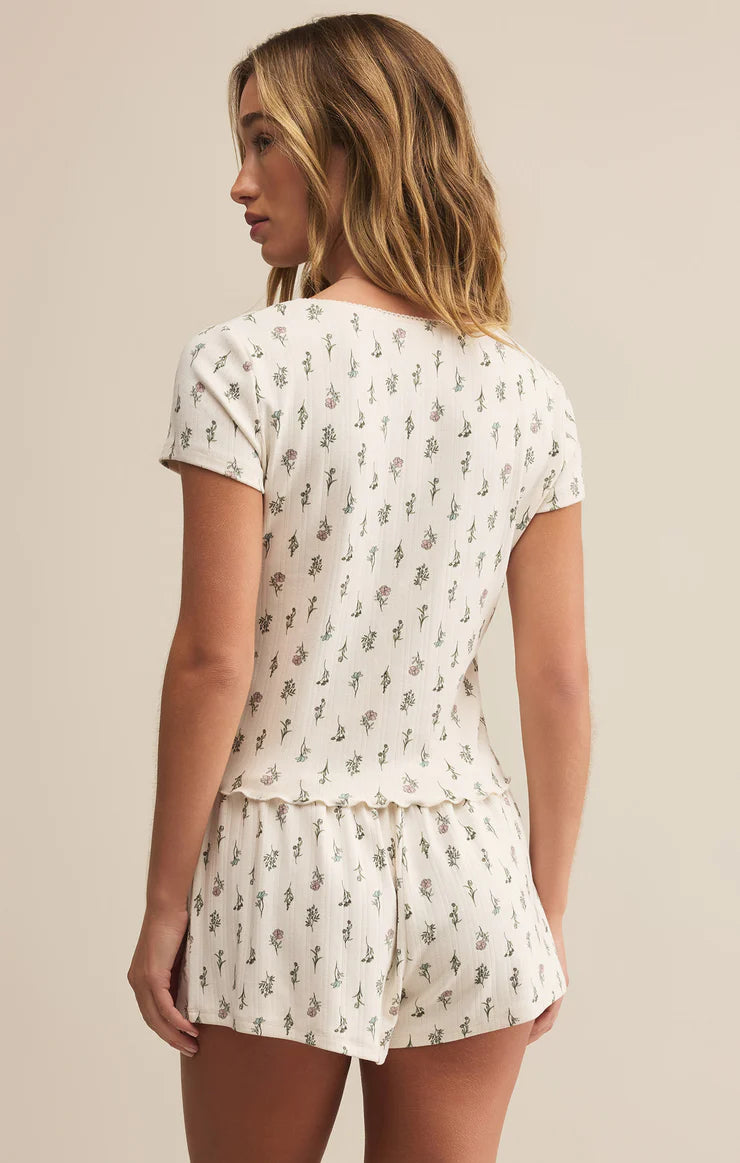 The Montana Floral Top by Z Supply blends comfort and softness with a subtle seasonal print. This lightweight long sleeve is made from brushed knit fabric and features a relaxed fit with dropped shoulders and a scoop neckline. The muted floral pattern adds a feminine touch without overpowering your look—perfect for fall.