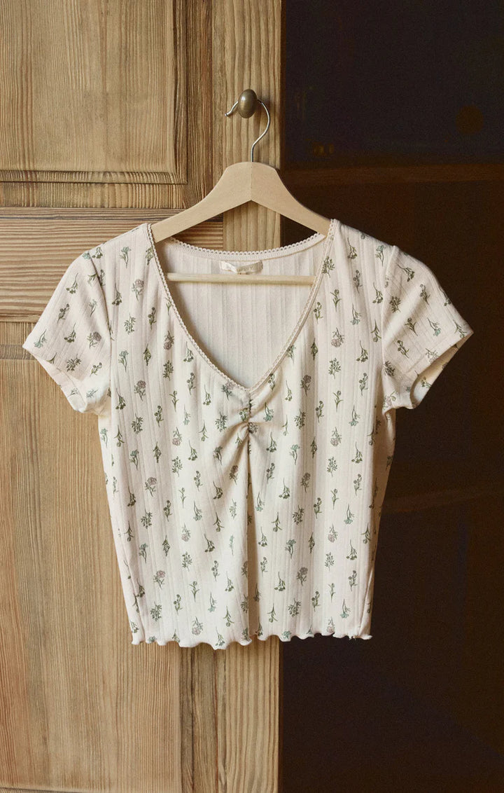 The Montana Floral Top by Z Supply blends comfort and softness with a subtle seasonal print. This lightweight long sleeve is made from brushed knit fabric and features a relaxed fit with dropped shoulders and a scoop neckline. The muted floral pattern adds a feminine touch without overpowering your look—perfect for fall.