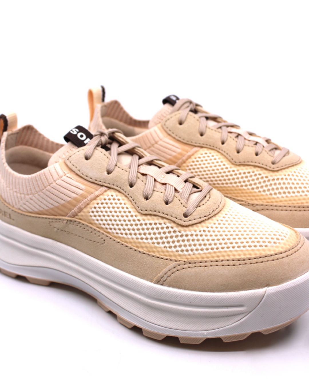 Sorel ONA 503 Knit Low White Peach/Nova Sand - Dear Lucy UPPER: Custom knit collar design combined with breathable mesh upper and suede combination. TPU overlays. Textile lining.
FOOTBED: Removable molded EVA, textile topcover.
MIDSOLE: Lightweight molded Livelyfoam. Midsole made with 10% Bloom, an algae-biomass-containing material.
OUTSOLE: Molded rubber with ground contact EVA.
LACE LENGTH: 40 in.