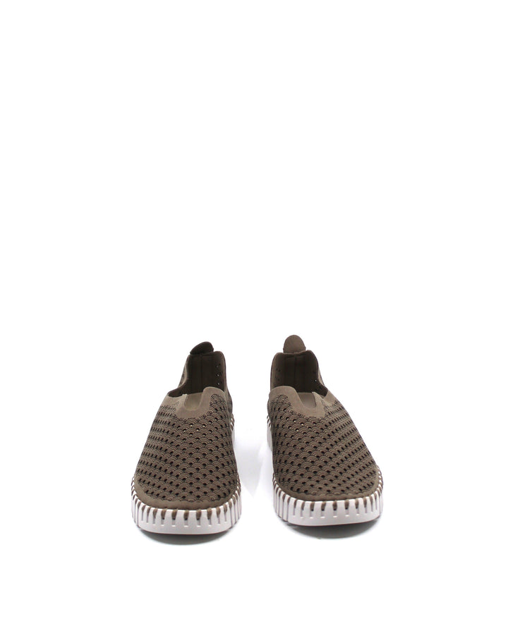 Ilse Jacobsen Tulip 139 Falcon - Dear Lucy
Features a perforated design, flexible sole, and easy slip-on style with a rubber sole and flexible leather upper in falcon.